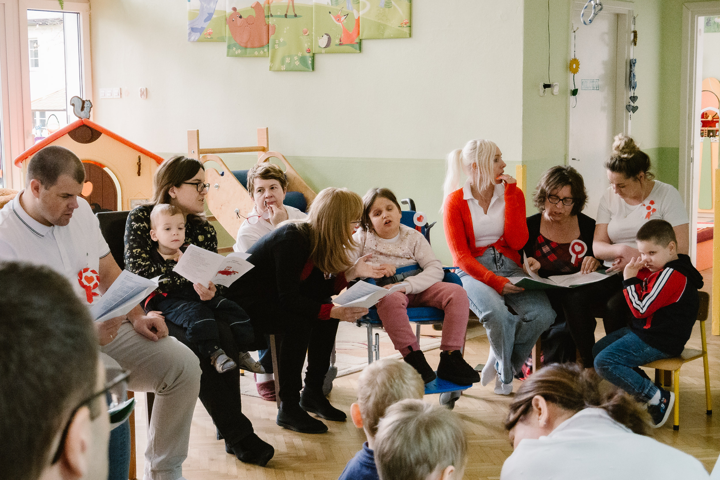 Wszyscy wspólnie śpiewają pieśni.