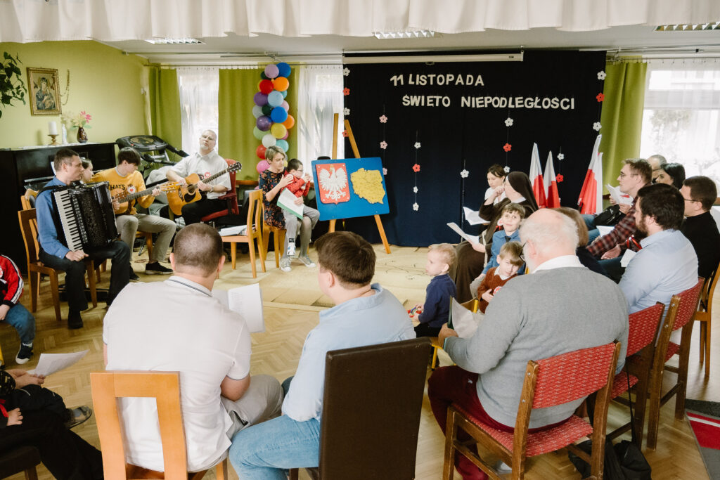 Wszyscy wspólnie śpiewają pieśni.