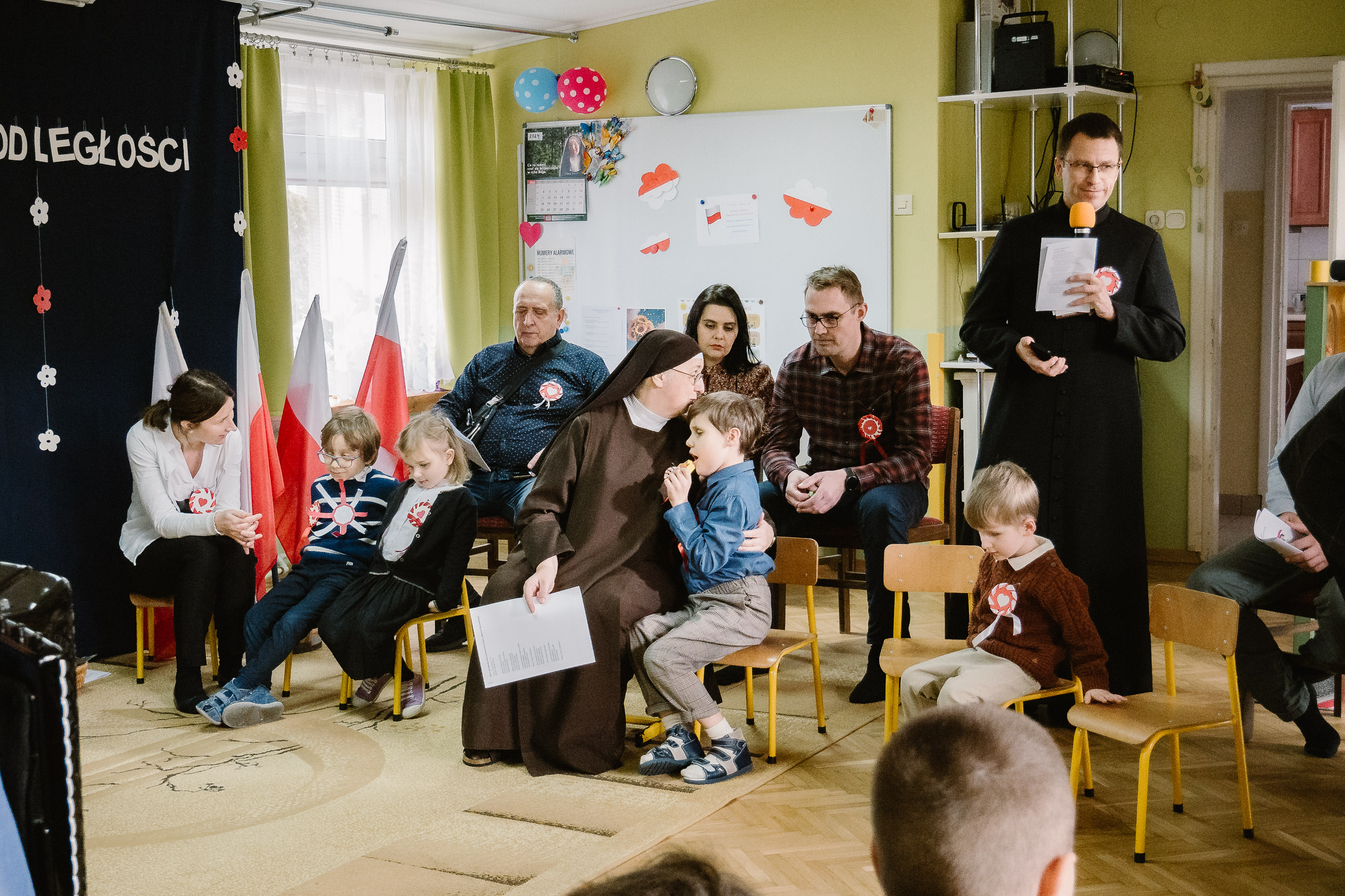 Ksiądz Marek opowiada puszcza piosenkę o niepodległości.