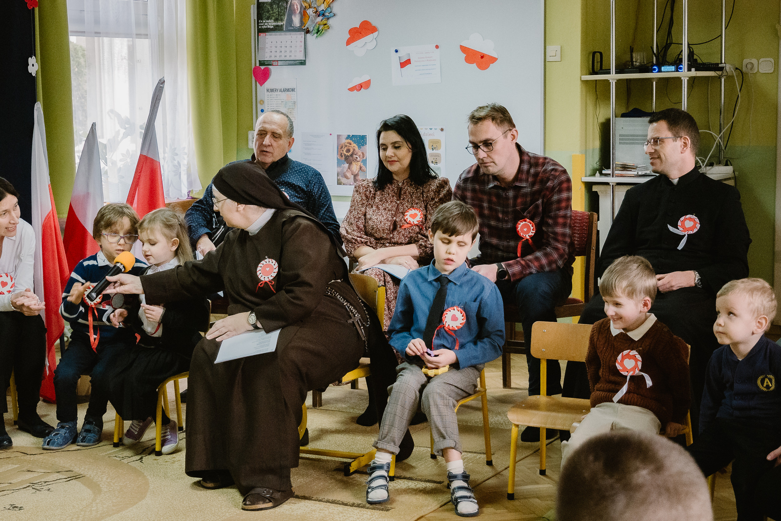 Dzieci śpiewają piosenkę do mikrofonu.