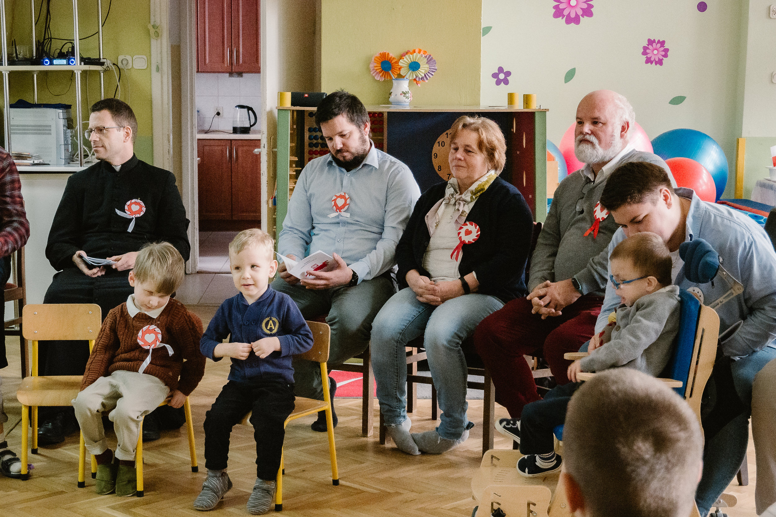 Dzieci z rodzicami wspólnie śpiewają pieśni.