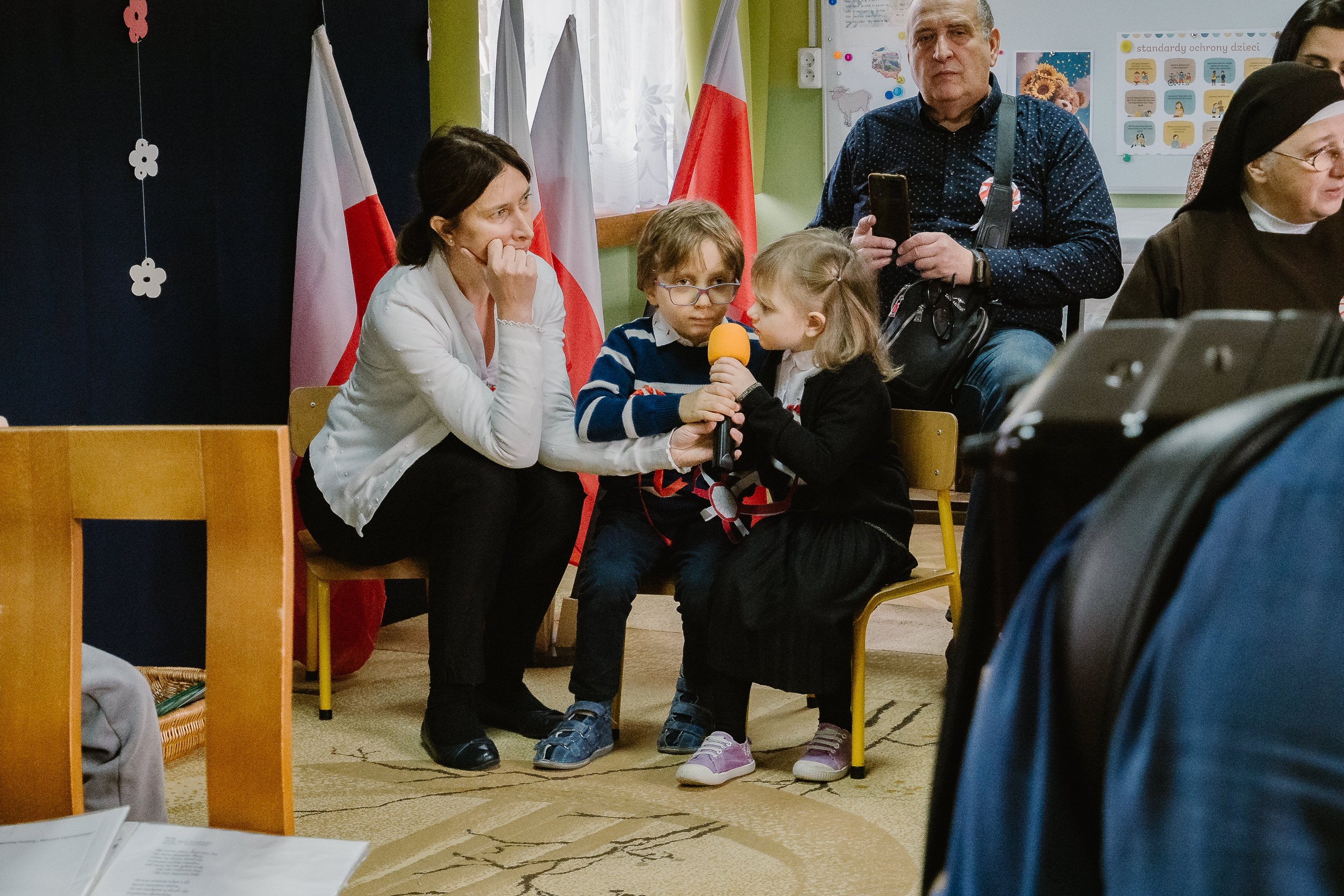 Dzieci przy mikrofonie.