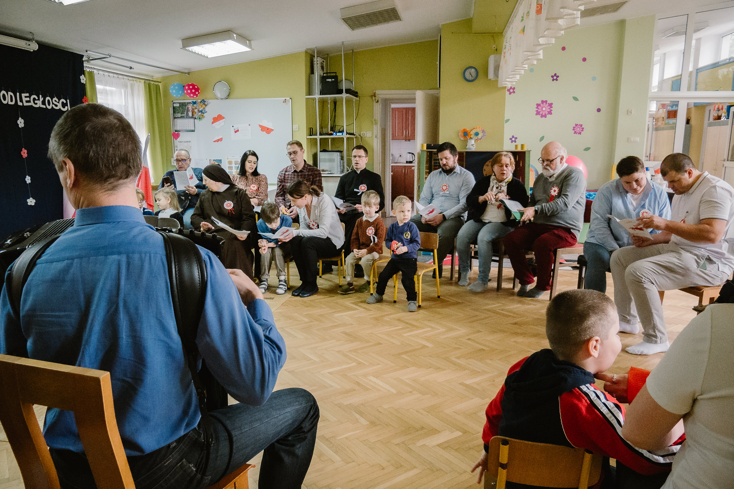 Wszyscy zebrani siedzą w kole.