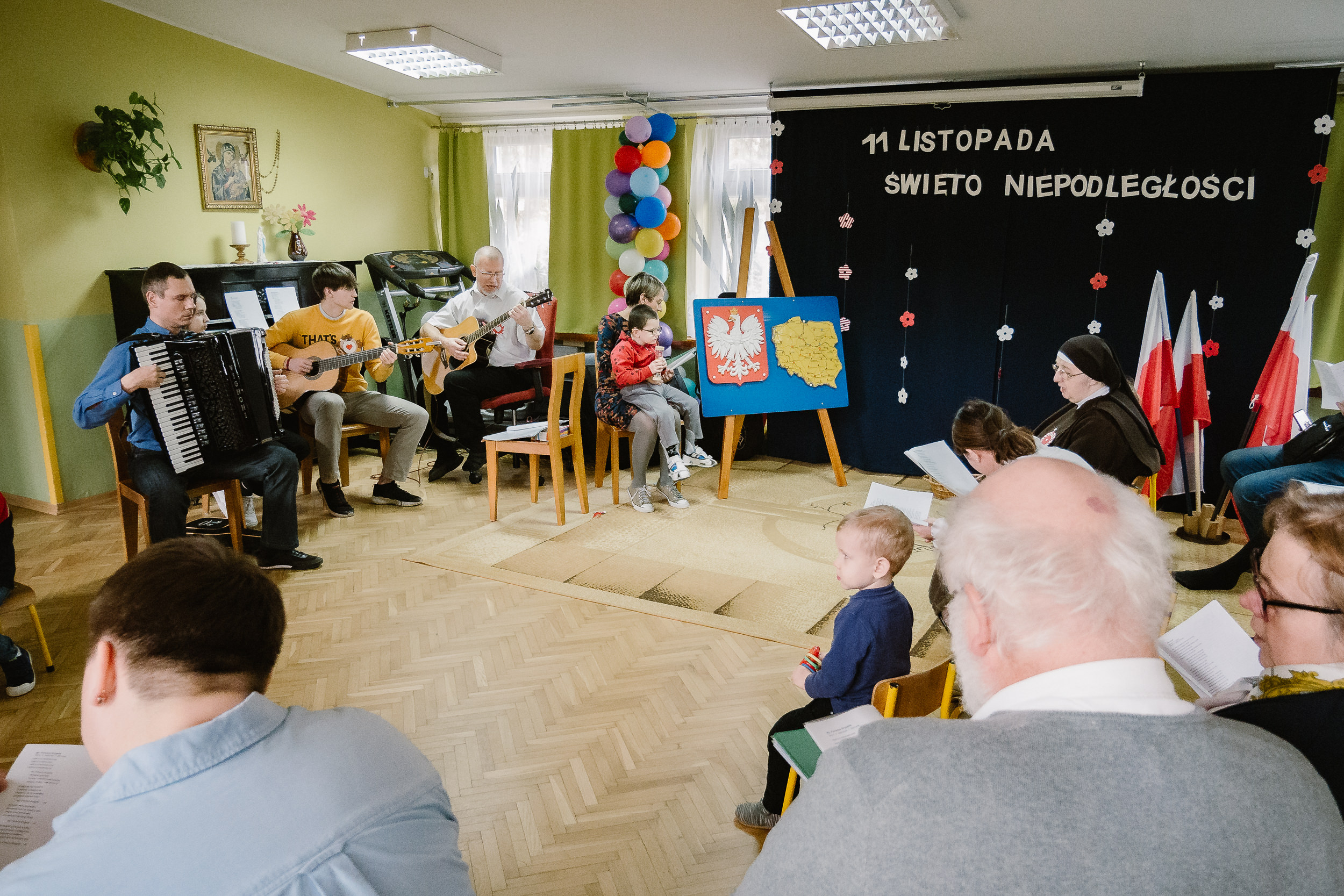 Nauczyciele i rodzice przygrywają na instrumentach.