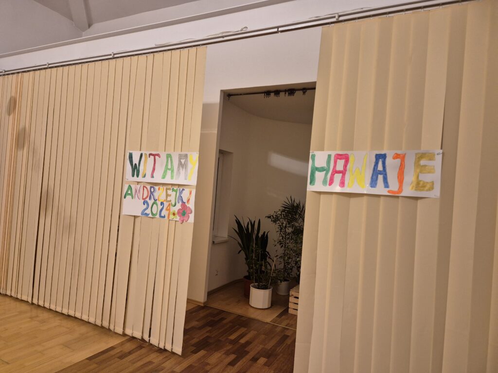 Nna wertikalach napis Witamy Hawaje Andrzejki 2024