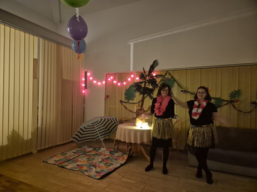 Panie wychowawczynie grupy VI w tanecznym nastroju na tle dekoracji