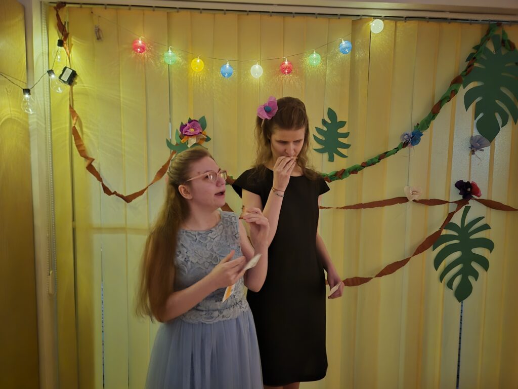 Julia i Paulina degustują ciasteczka oraz czytają życzenia