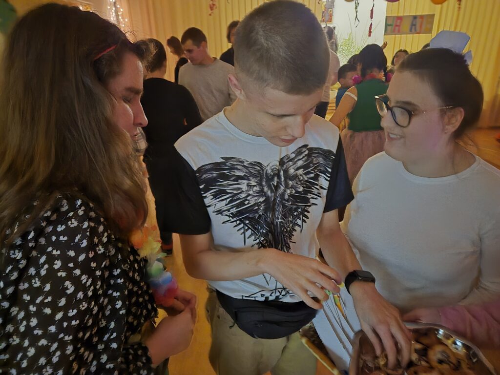 Miłosz wybiera ciasteczko w towarzystwie Oli i Amelii