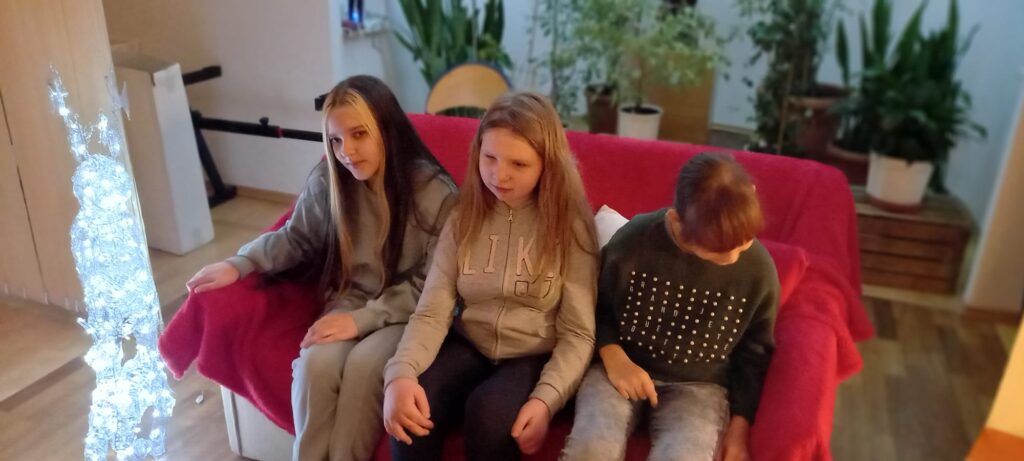 Dziewczęta z  grupy  III siedzą na kanapie