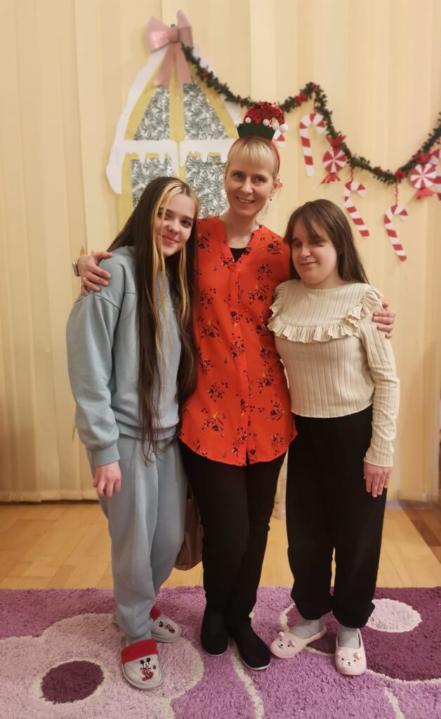 Pani Basia z dziewczętami z grupy III  Lisa i Veronika