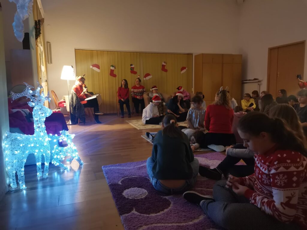 Zasłuchane wychowanki siedzą na dywanach 