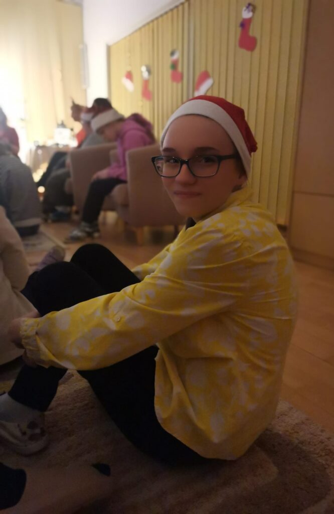 Julita w czapce Mikołaja