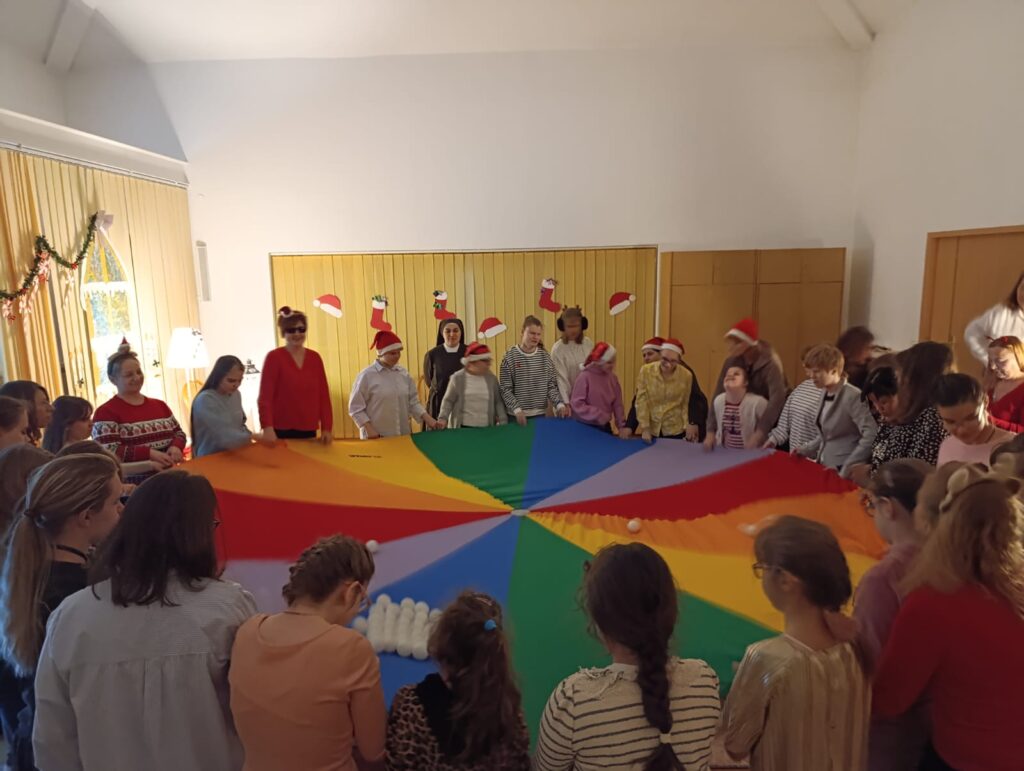 Zabawa z chustą i piłkami