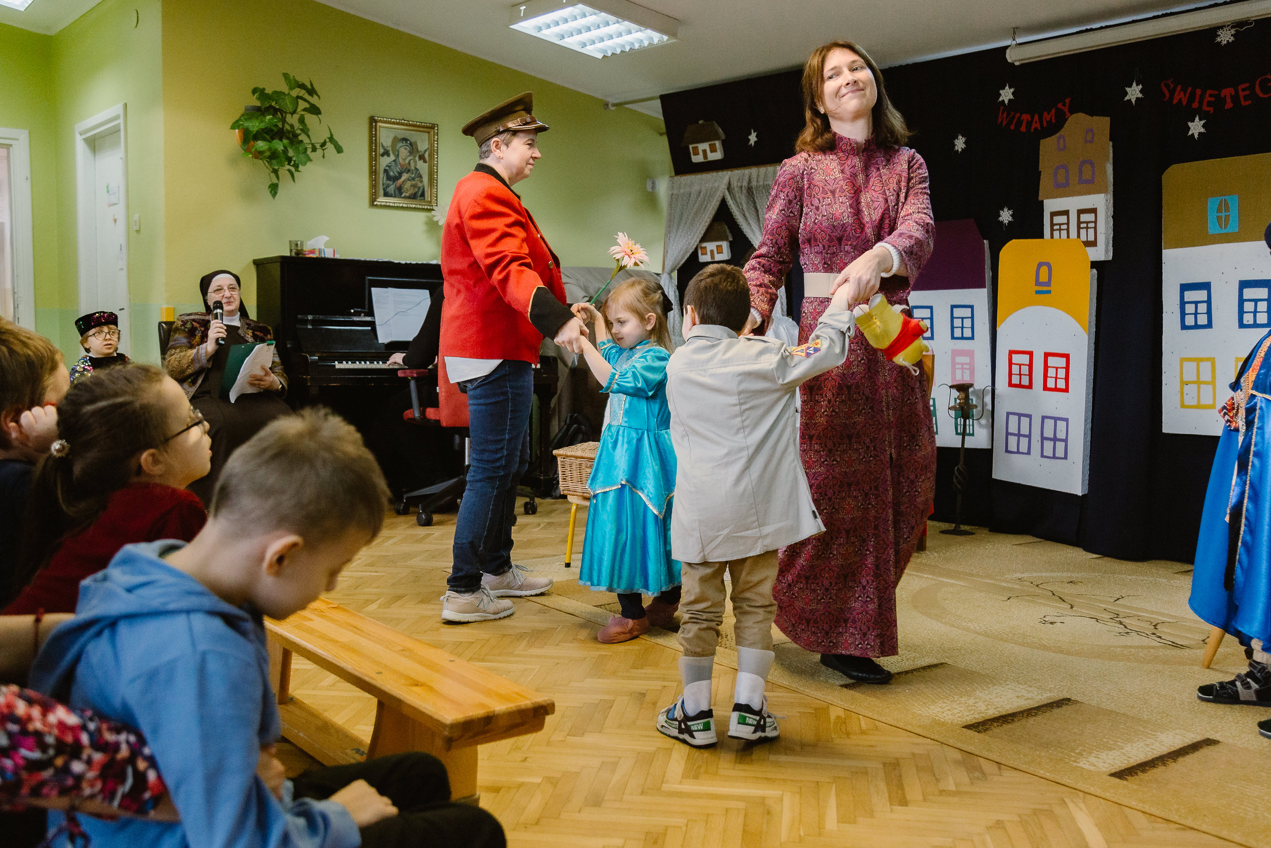 Dzieci tańczą z nauczycielkami.