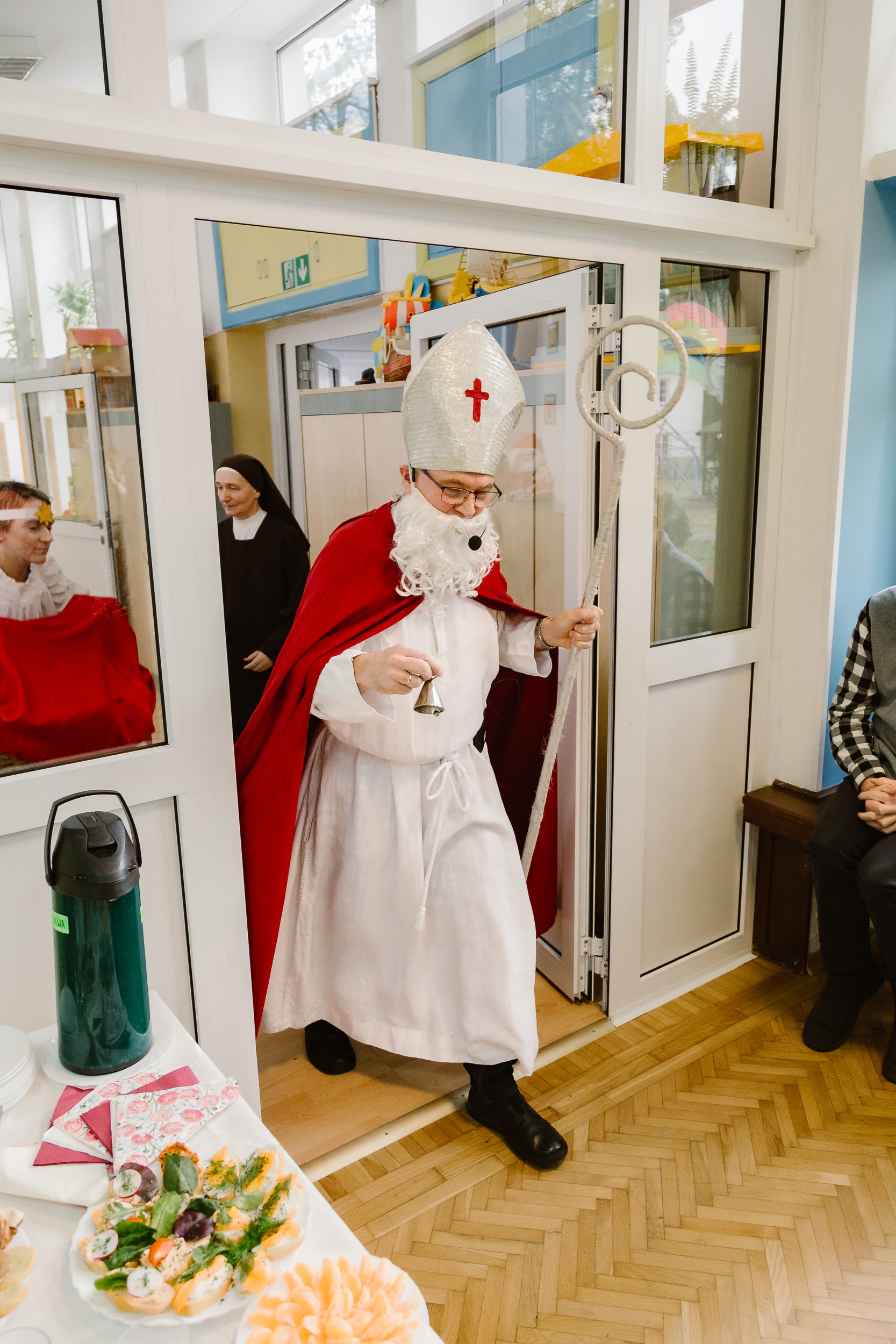 Mikołaj w stroju biskupa wchodzi na salę.