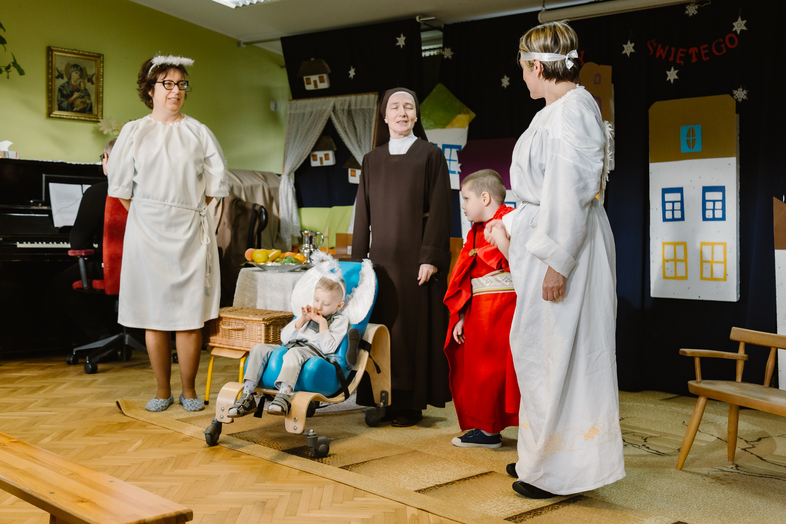 Wychowawczynie, siostra dyrektor i dzieci śpiewają piosenkę.