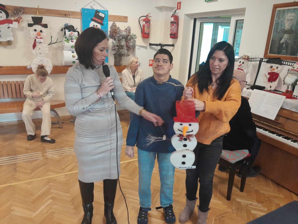Adaś opowiada o technice wykonania bałwanka