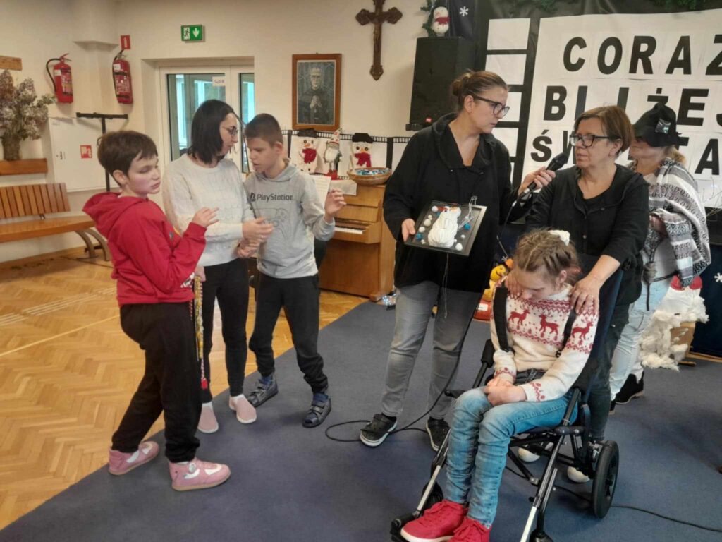Filip z p. Małgosią opowiada o technice wykonania bałwanka