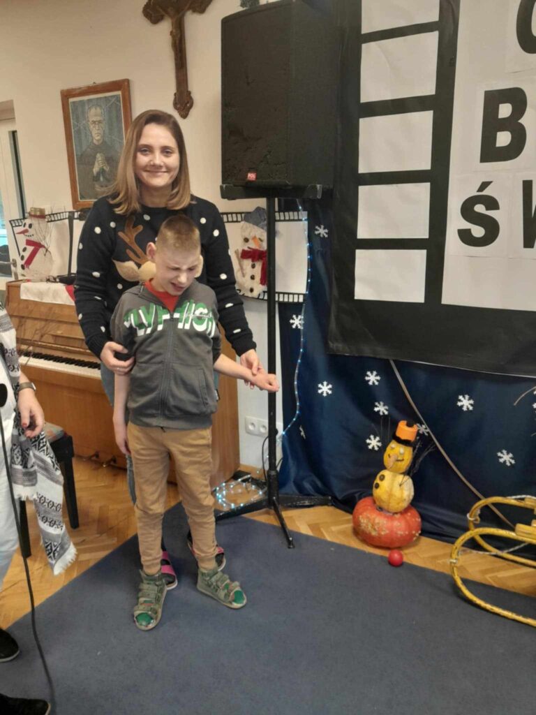 Filip z panią Anią opowiada o technice wykonania bałwanka