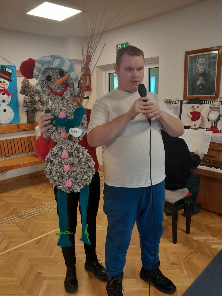 Piotrek opowiada o technice wykonania bałwanka