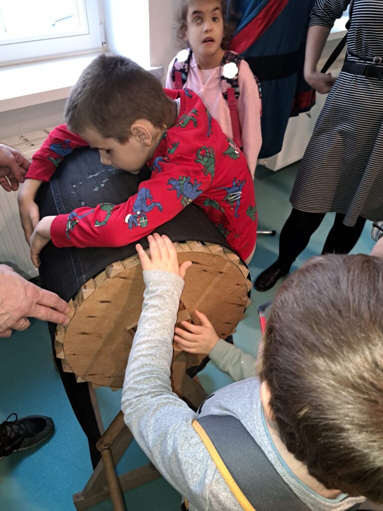 Chłopiec ogląda zabytkową wiatrownicę