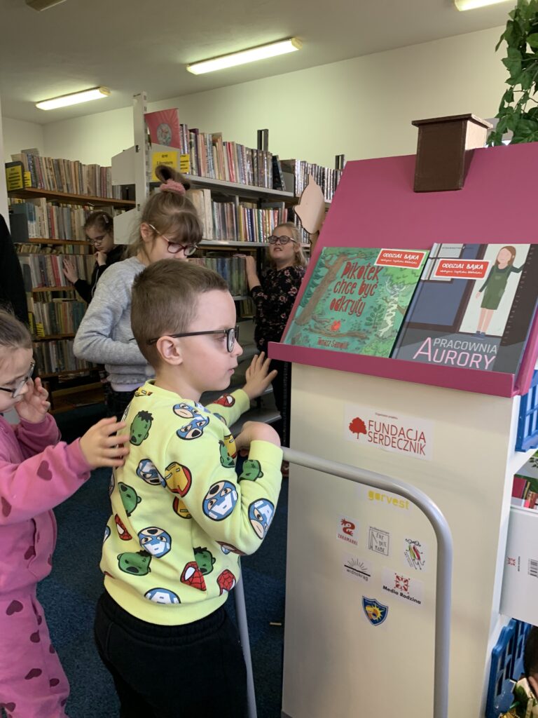 Dzieci oglądają bibliobus