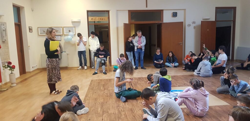 Uczniowie i nauczyciele zgromadzeni w holu