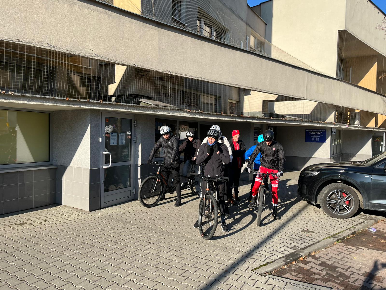 grupa osób na rowerach