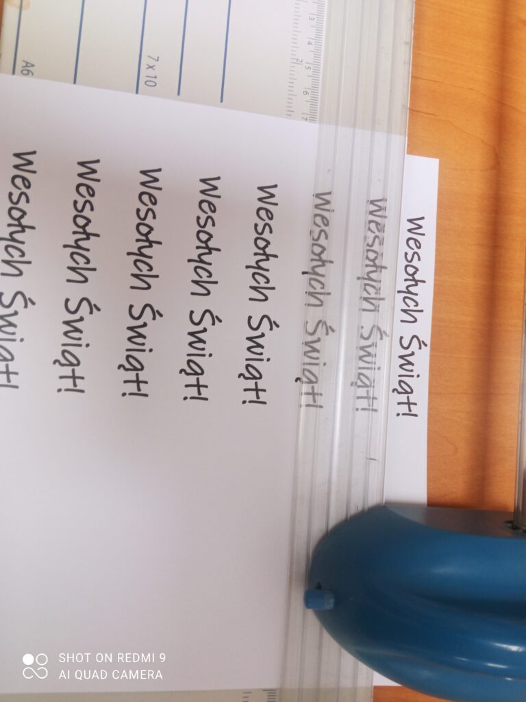 Wydrukowane napisy "Wesołych Świąt"