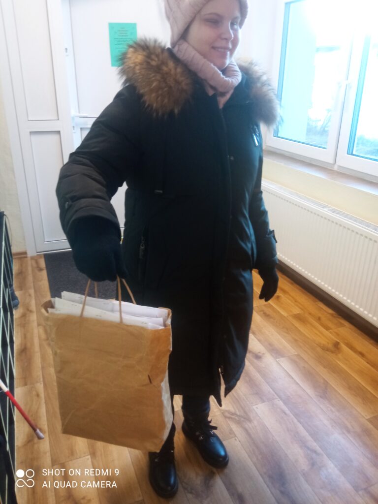 Konstancja trzyma torbę z kartkami