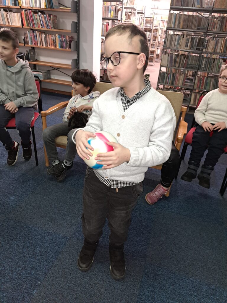 Chłopiec trzymający piłkę
