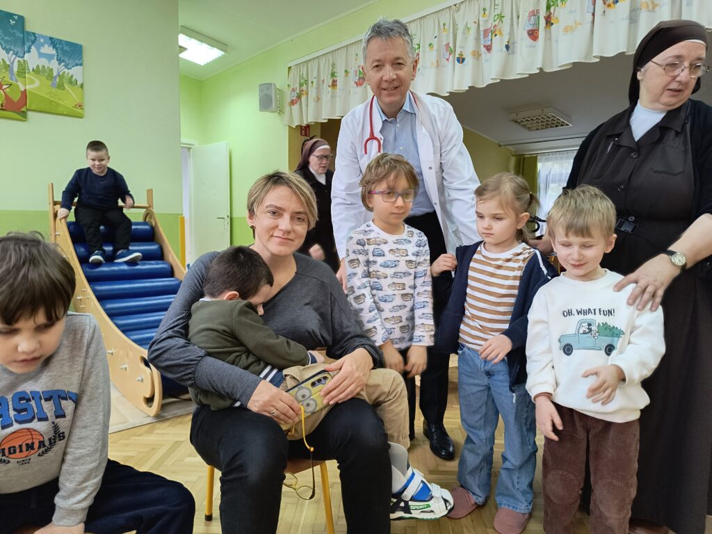 Zdjęcie przedszkolaków z lekarzem.