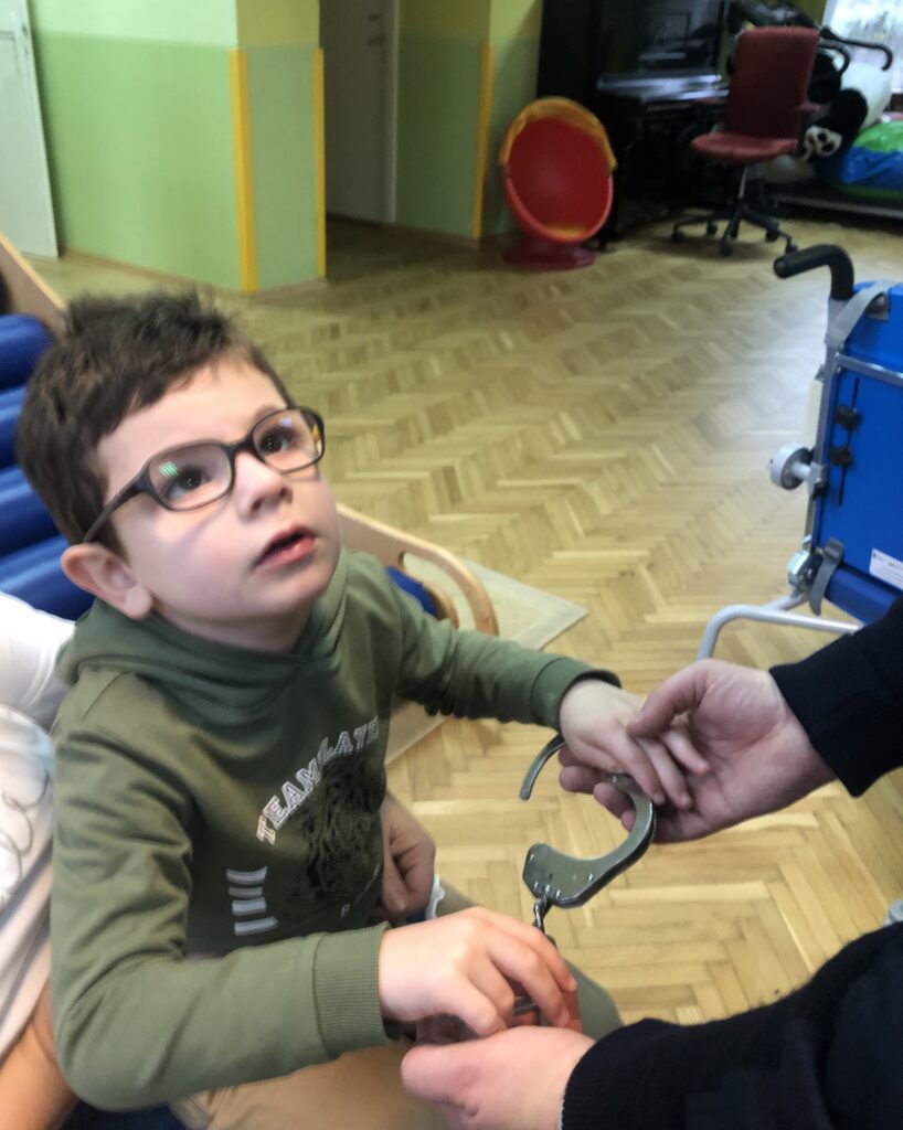 Chłopiec  ogląda kajdanki