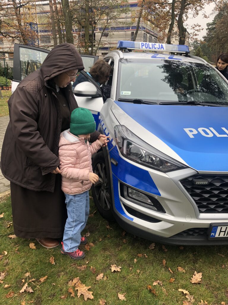 Dziewczynka z Siostrą ogląda radiowóz