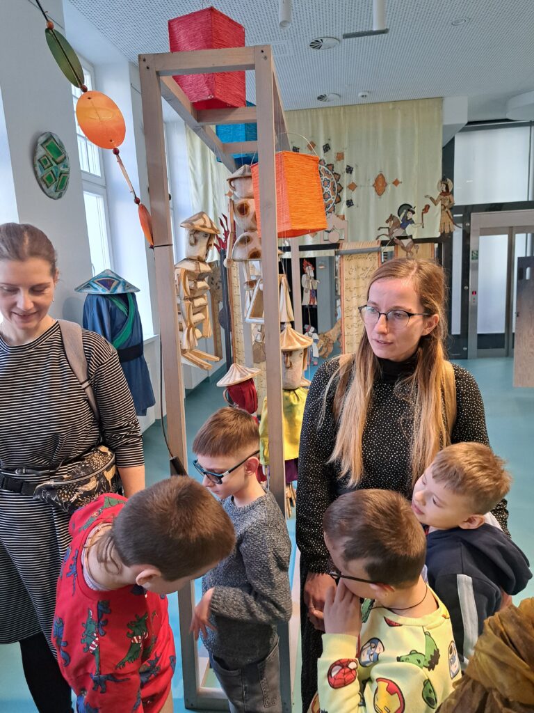 Uczniowie w muzeum