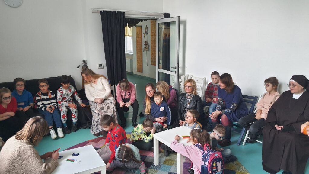 Wspólne spotkanie w sali edukacyjnej