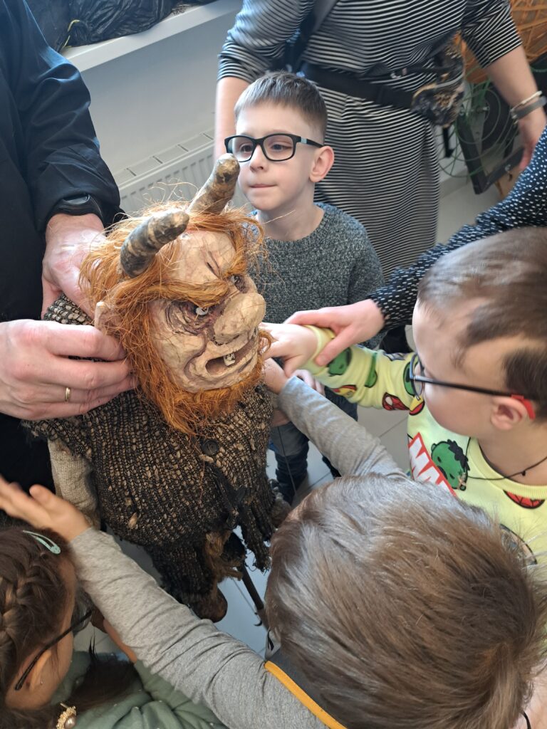 oglądanie lalki diabła
