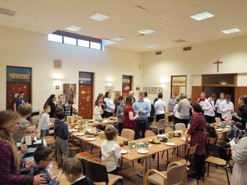 Uczniowie i nauczyciele w trakcie spożycia opłatka.