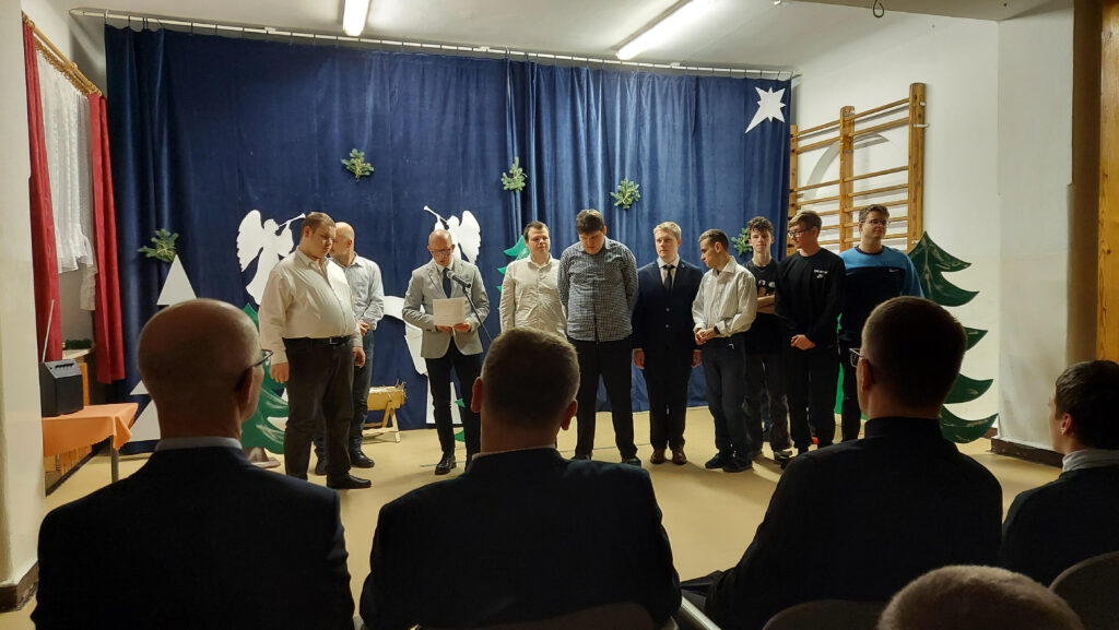 chłopcy z grupy piątej śpiewają