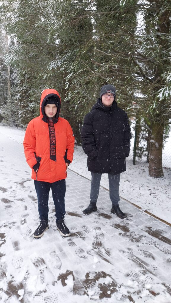 Oskar i Kuba spacerują.
