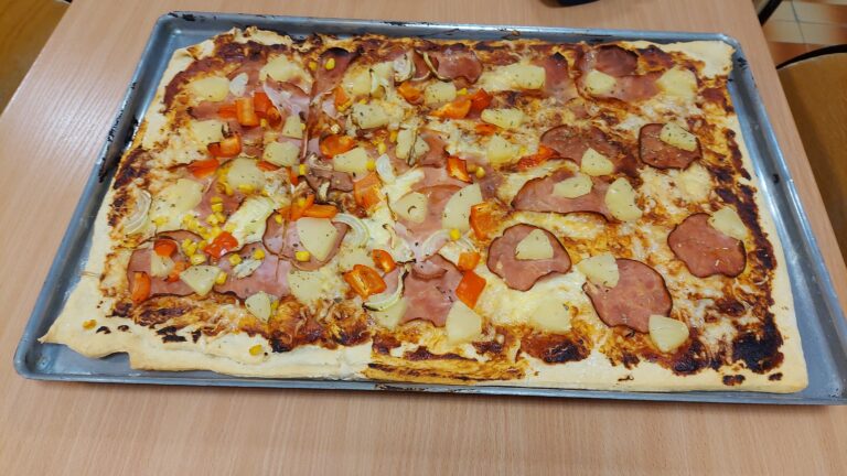 Pizza na blasze.