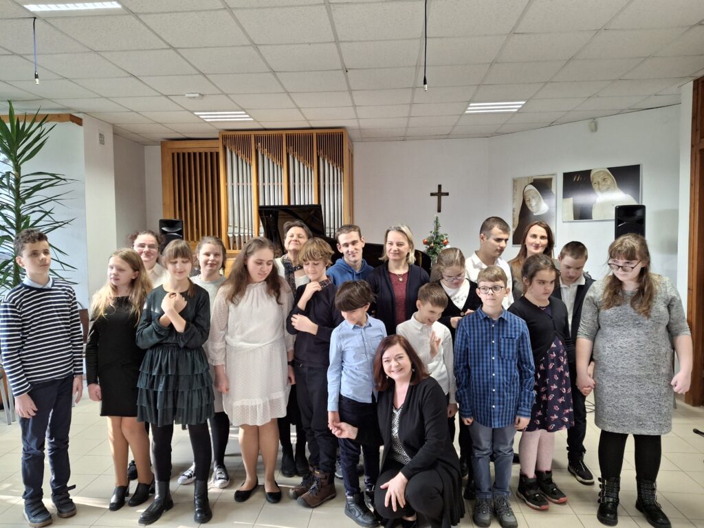 Zdjęcie zbiorowe z wykonawcami koncertu