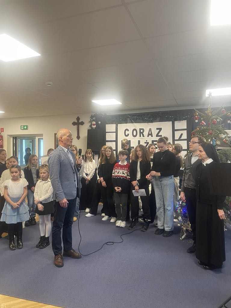 Pan Dyrektor wita przybyłych gości
