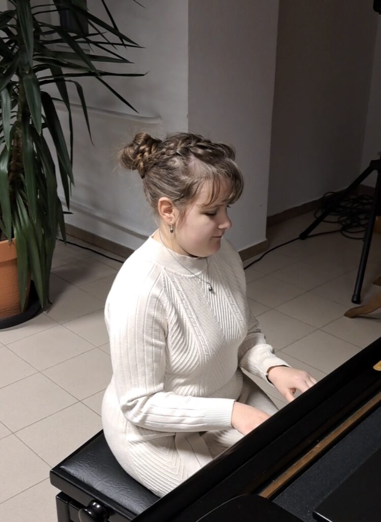 Anastasiia Melnychenko przy fortepianie