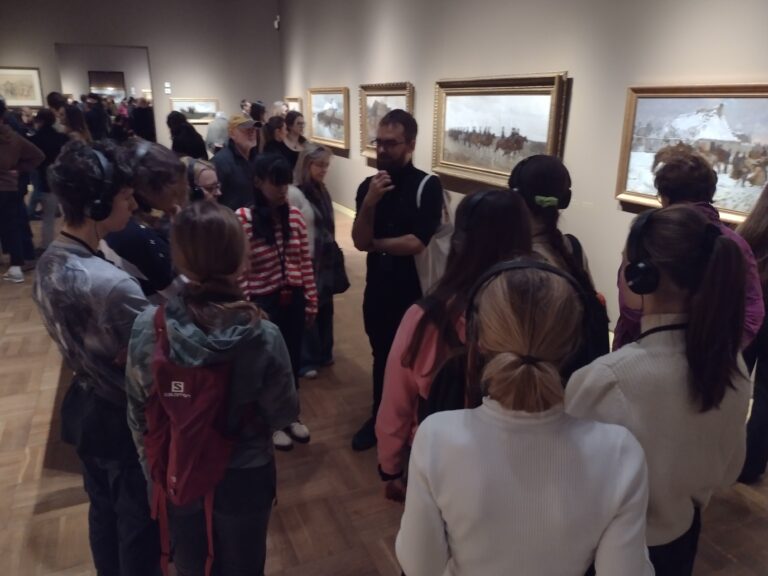 Uczniowie podczas zajeć w Muzeum Narodowym.