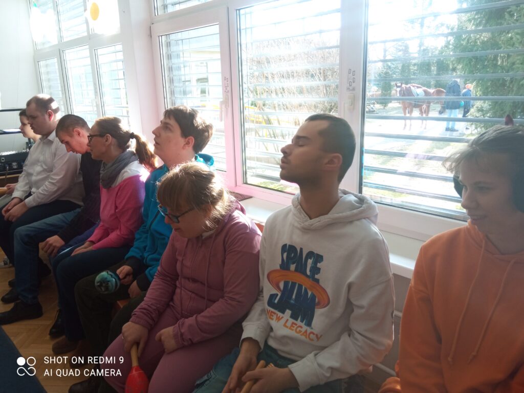 Uczniowie Szkoły Przysposabiającej do Pracy podczas śpiewu