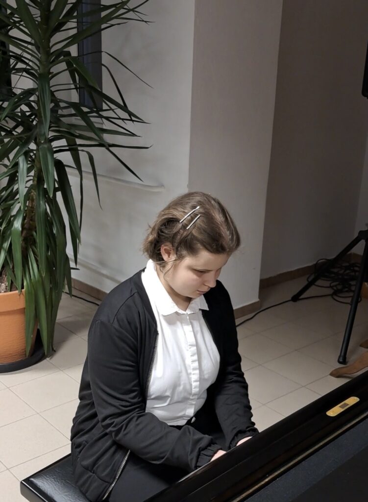 Konstancja Stankiewicz przy fortepianie