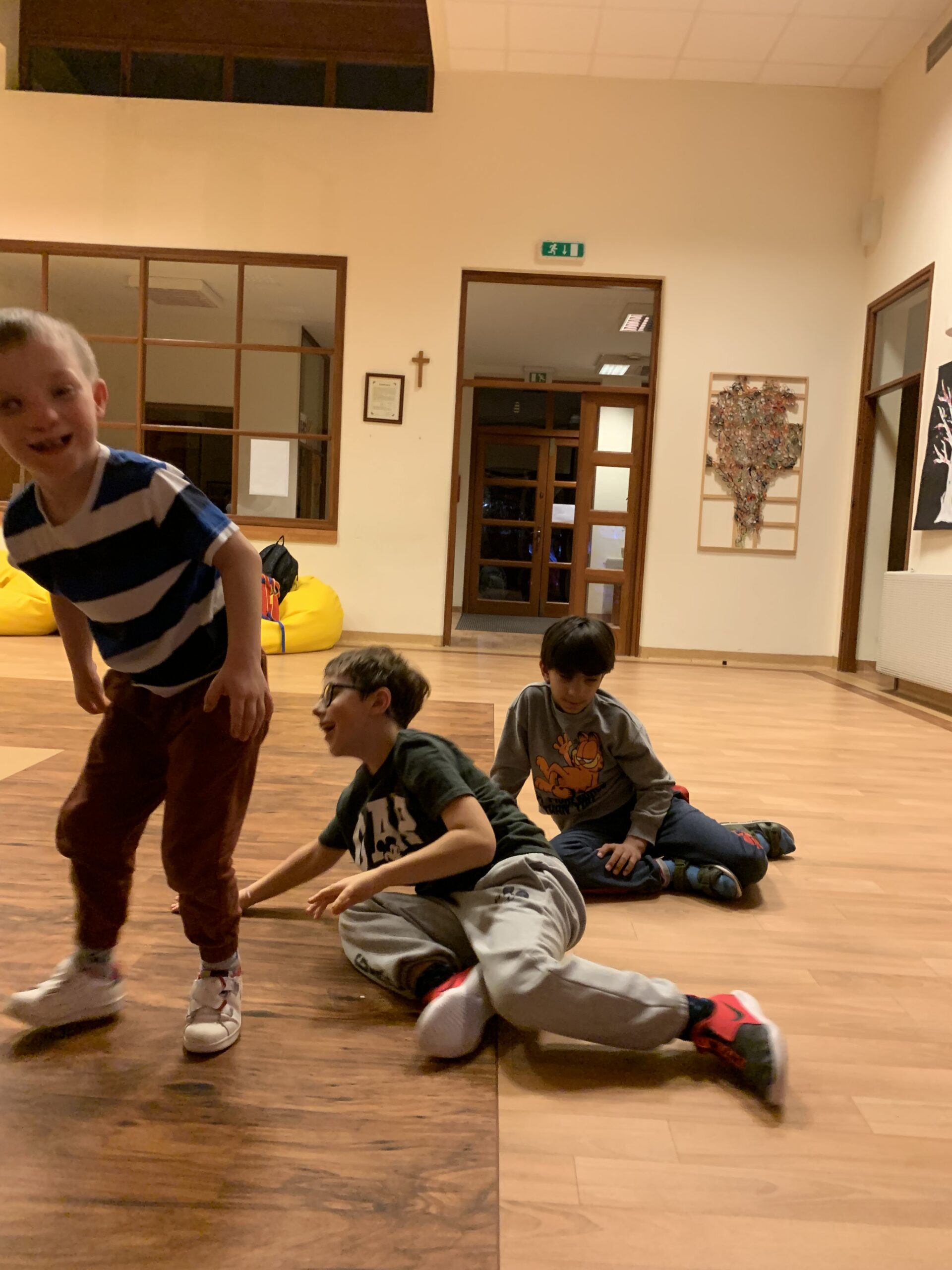Kuba, Wojtek i Ramin na szkolnym holu.