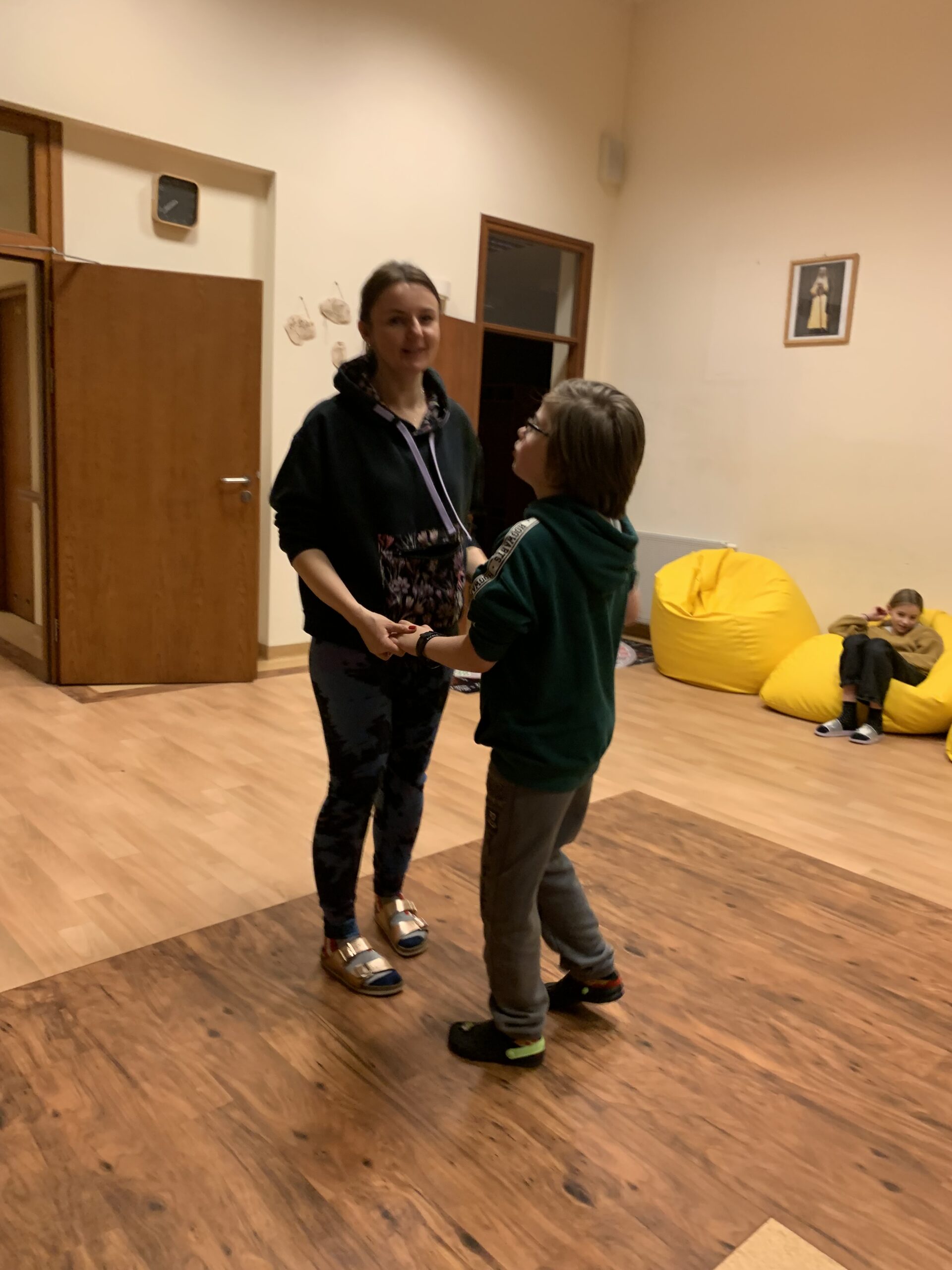 Pani Małgosia tańczy z Bartkiem.