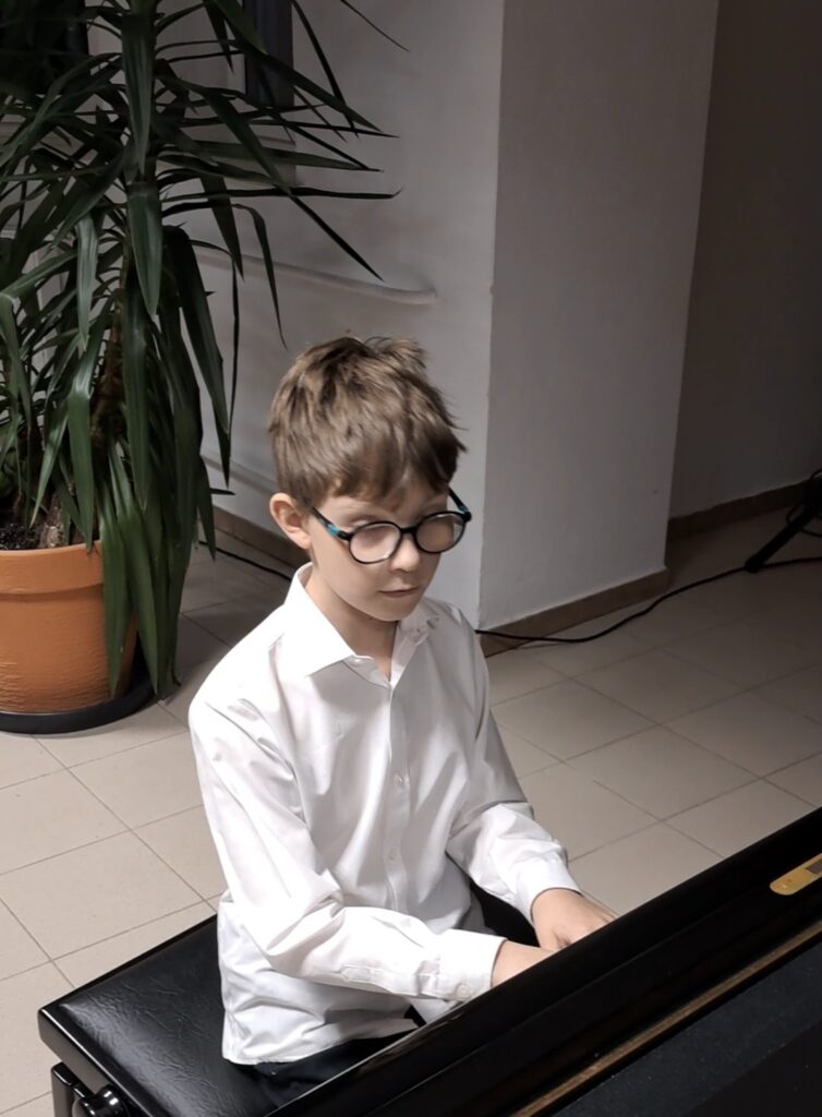 Piotr Pawlak przy fortepianie